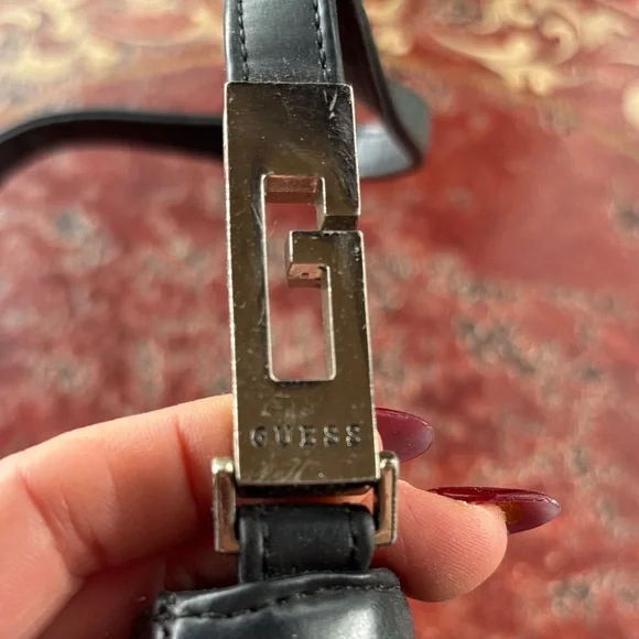 Guess Elegant Black Shoulder Bag - Picture 2 of 5